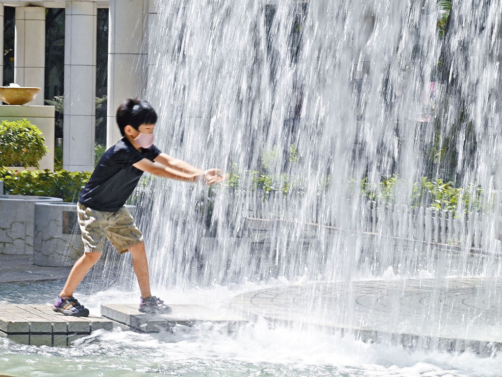 金鐘香港公園噴水池的「水簾洞」,正好讓小朋友玩水降溫。