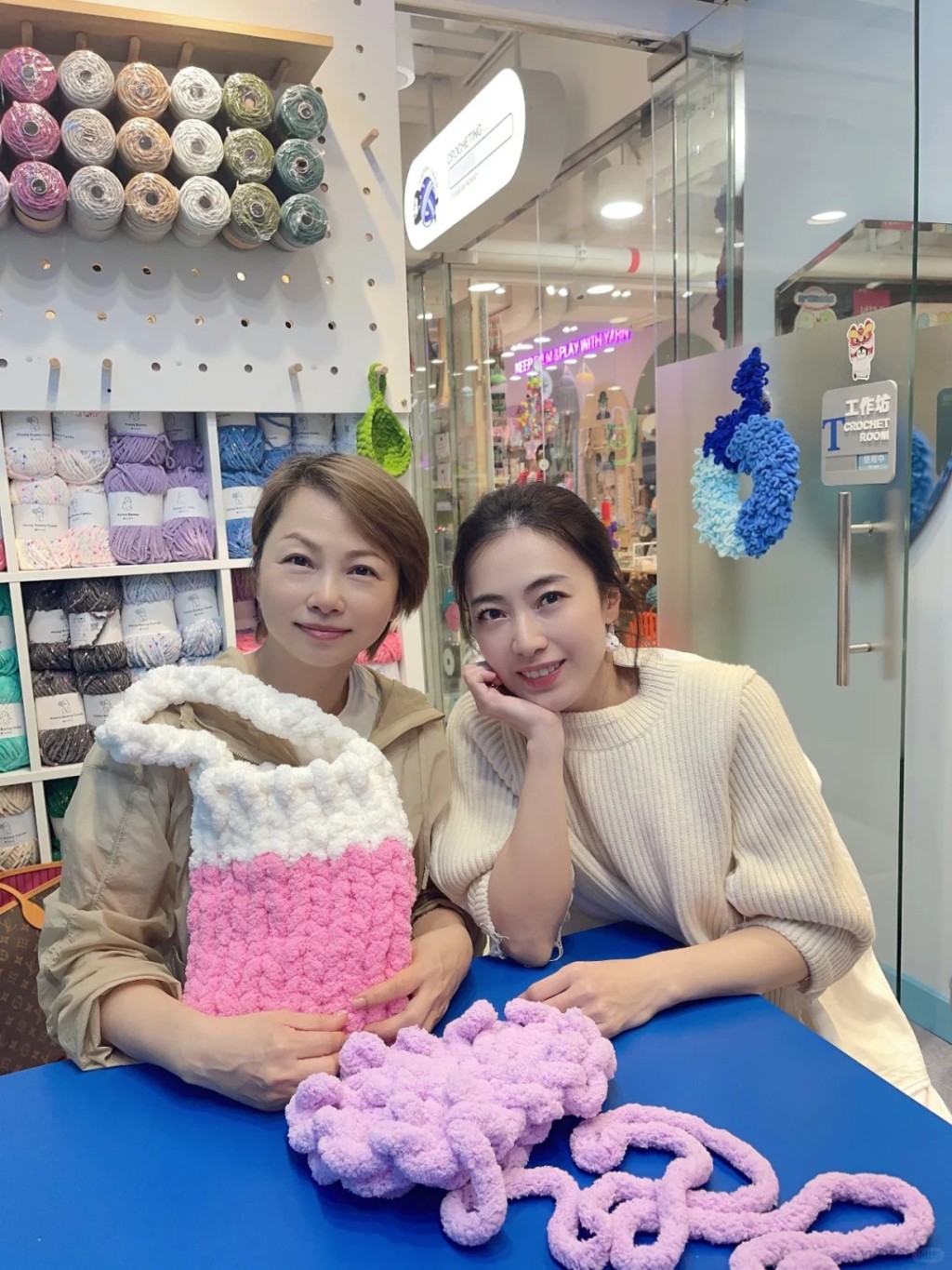 劉玉翠昨日貼了多張跟劉鑾雄太太「甘比」陳凱韻學鈎織的相片。