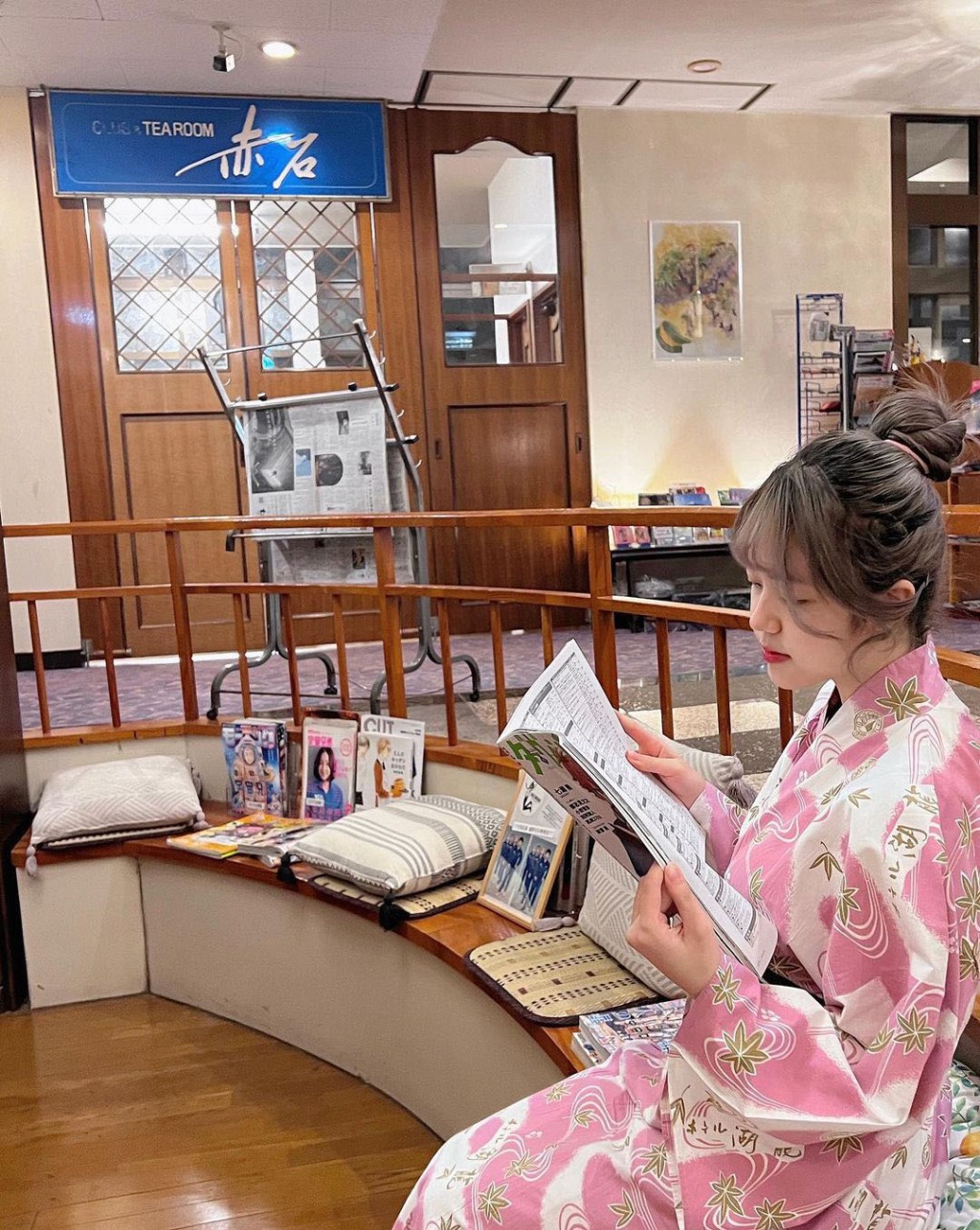 莊子璇外遊時看日本雜誌，未知是否真的識日文。