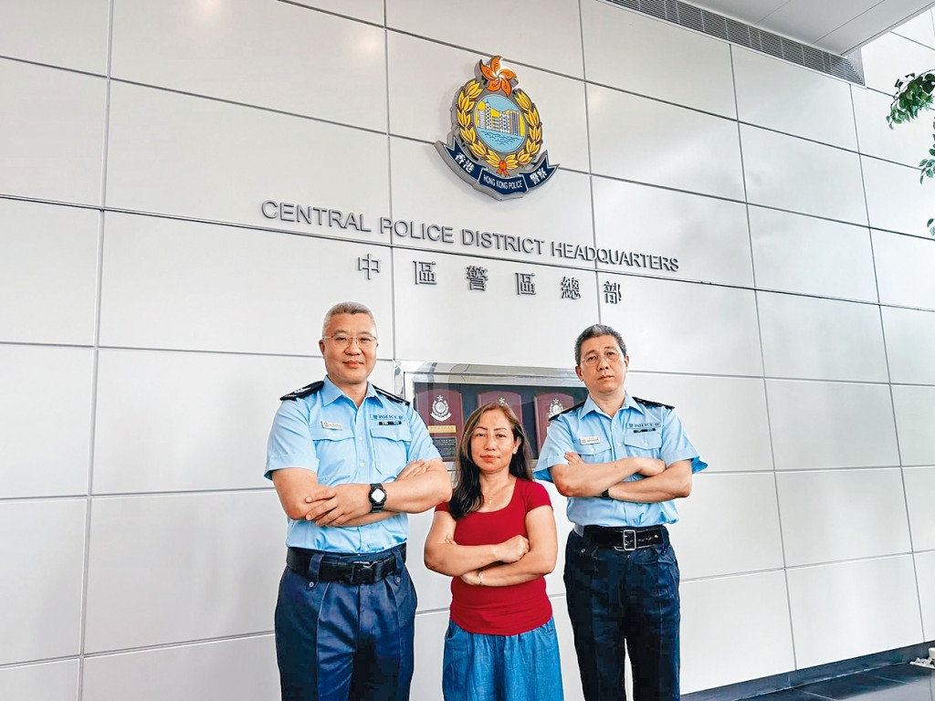 菲律賓籍家庭傭工Hernandez Cynthia Salarzon（中）、輔警警長陳偉雄（左）及輔警高級警員麥國榮（右），去年合力處理一宗兒童走失案件，成功讓一名3歲女童與母親平安團聚。