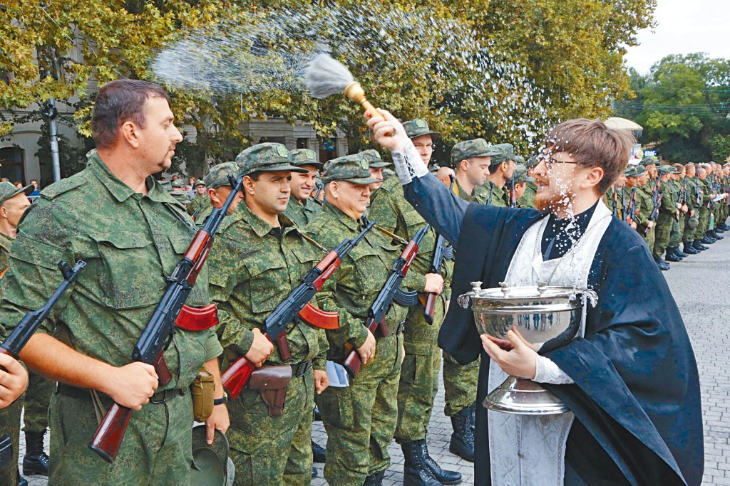 在俄控克里米亞的軍事基地，昨日有教士祝福被徵召入伍的後備軍。