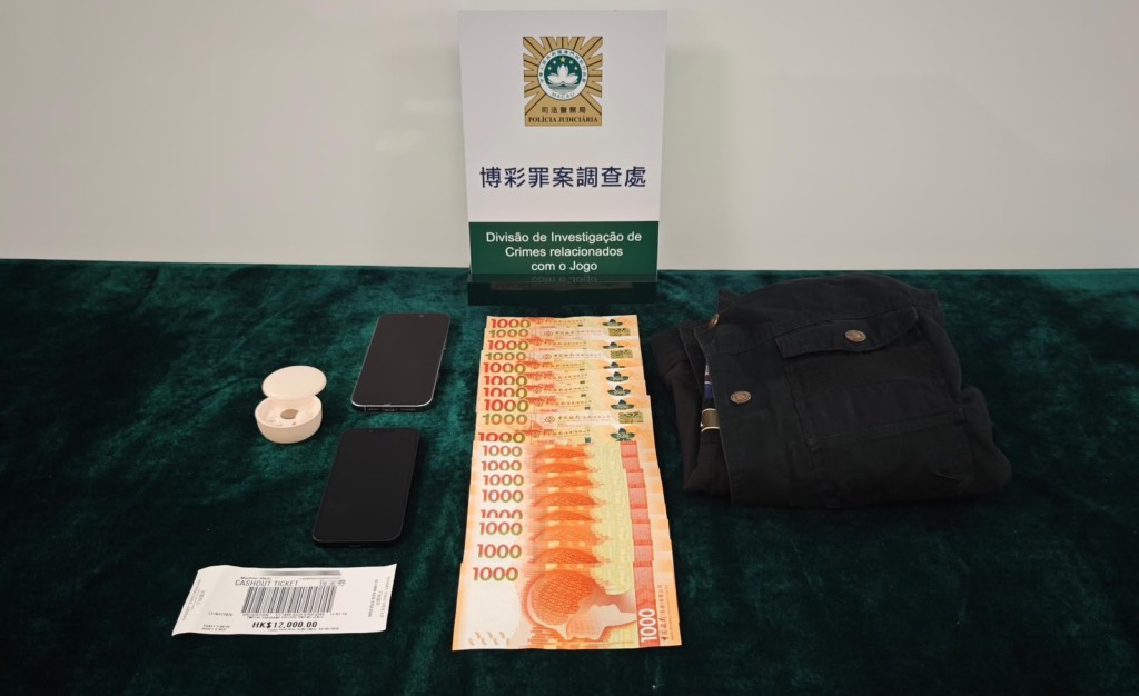 司警展示證物。 司警展示證物。