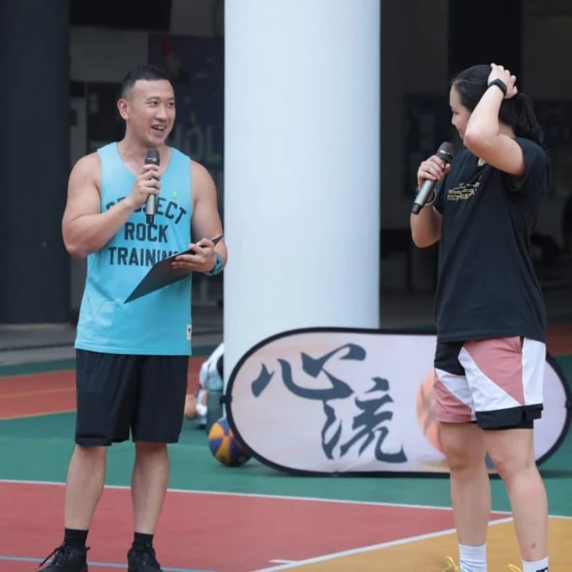 九龍城區議員黃馳(左)認為有港人成功闖進美國大學D1聯賽的分享，對有志打籃球的學生有鼓勵作用。