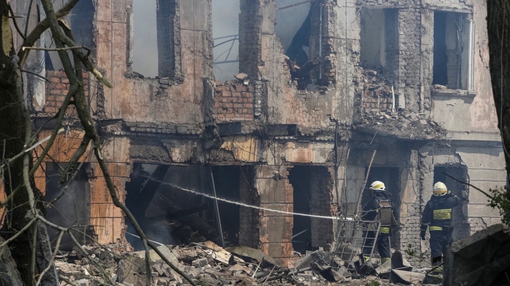 消防员在第聂伯罗（Dnipro）被导弹击中的诊所现场救灾。 路透社