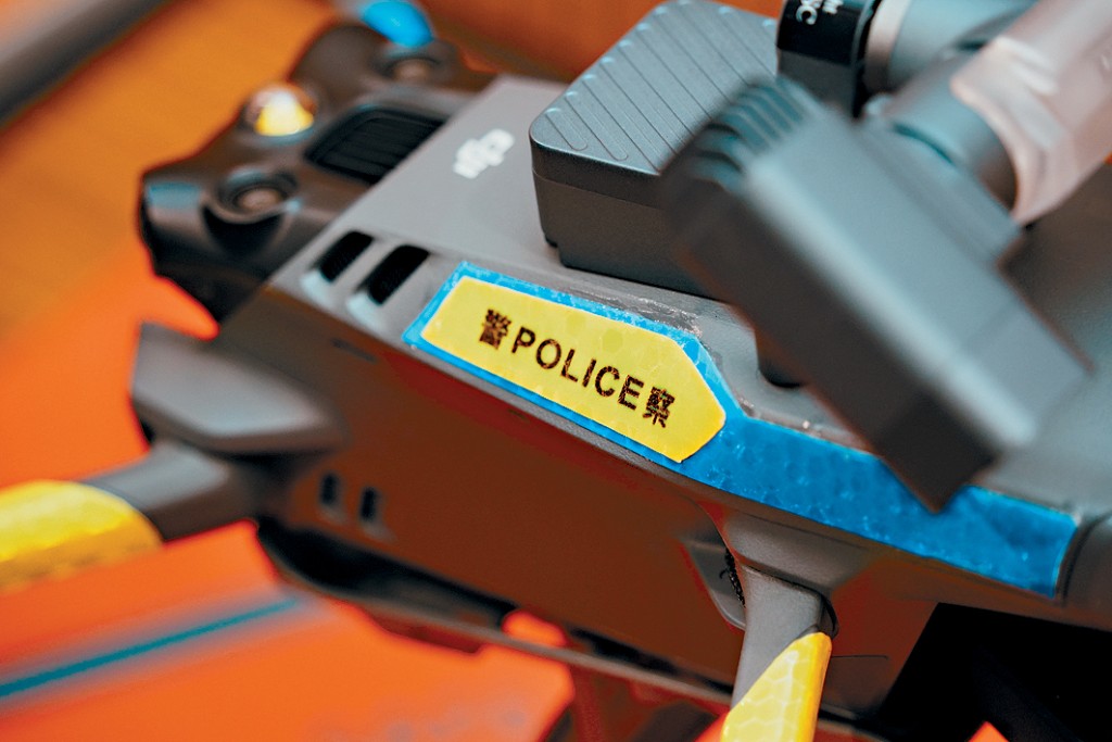 警用無人機印有「警察POLICE」的標記。