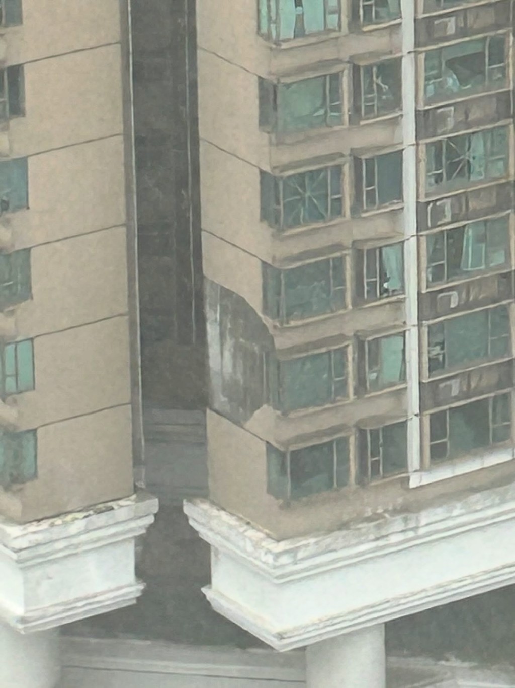 深井有住宅大廈的外牆面層因抵擋不住風雨而大面積脫落。網上圖片