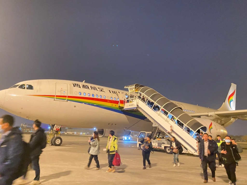 西藏航空有飞往成都的客机遇上强烈气流，导致机舱剧烈颠簸。示意图。小红书