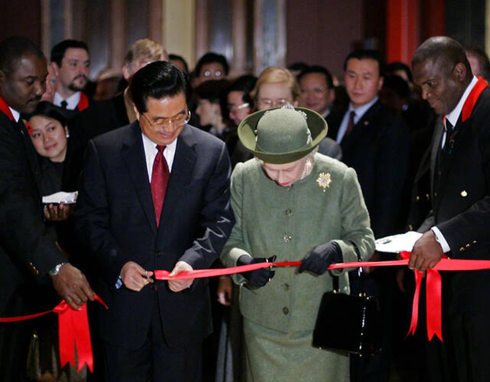 2005年11月9日，胡錦濤與伊麗莎白為「盛世華章」中國宮廷藝術展剪綵。
