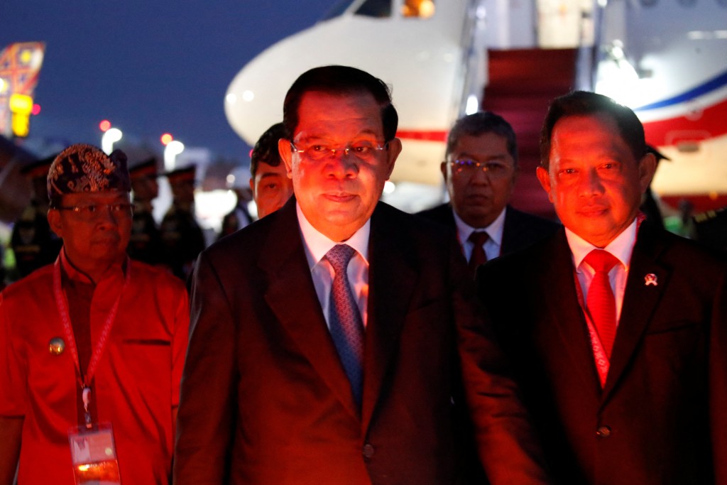 柬埔寨首相洪森14日在印尼巴厘岛举行的 G20 峰会之前抵达伍拉赖国际机场。路透