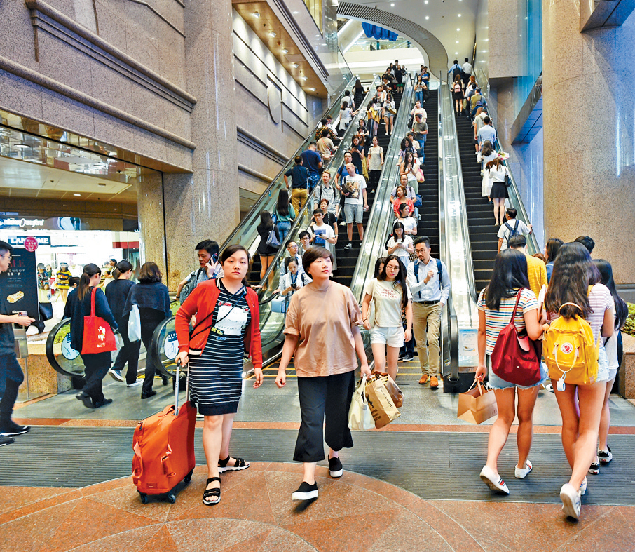 國慶黃金周假期期間，內地旅客大大帶動本港消費，八達通更是創下約1億港元的交易額。