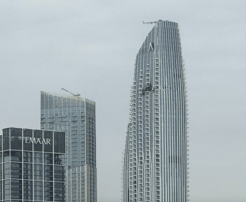 杜拜豪宅遭無人機砸出巨洞，住客深夜緊急疏散逃命。路透社