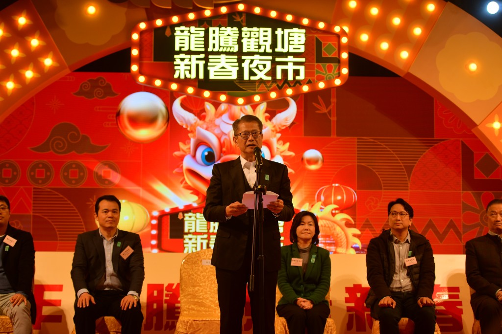 陳茂波為龍騰夜市揭幕，表示政府將推18區日夜都繽紛活動。歐樂年攝
