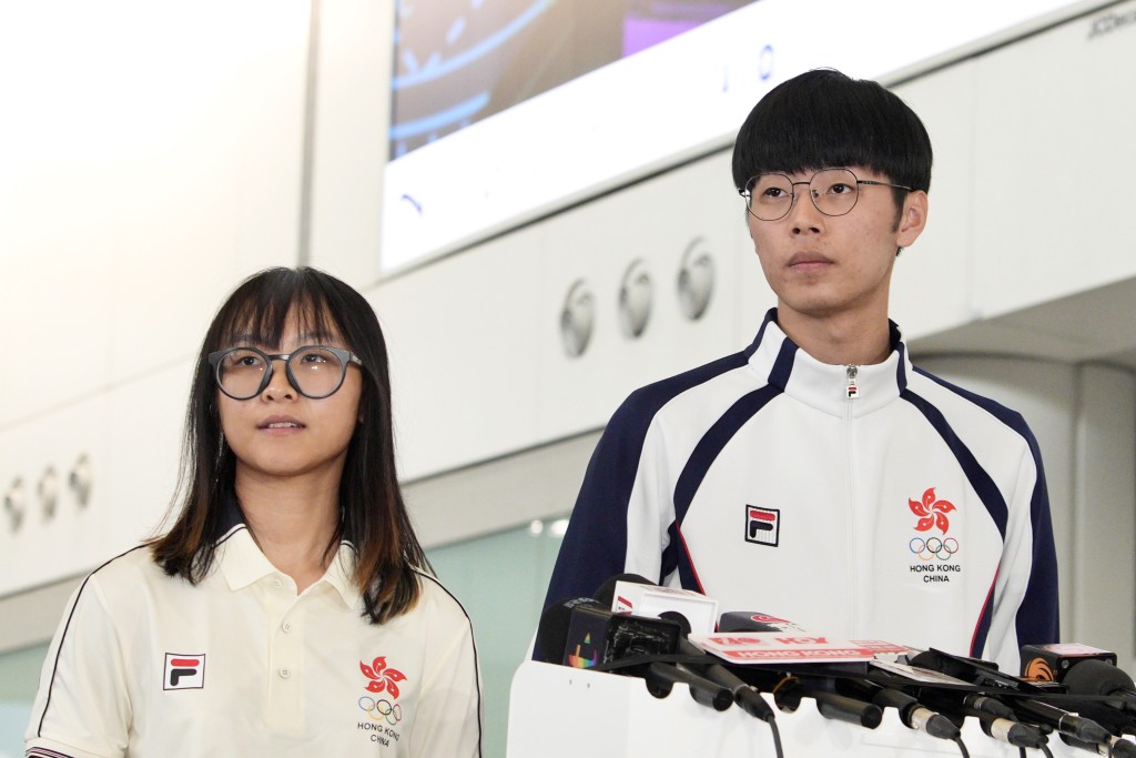 左起: 香港单车运动员李思颖，香港男子跆拳道运动员卢蔚丰。