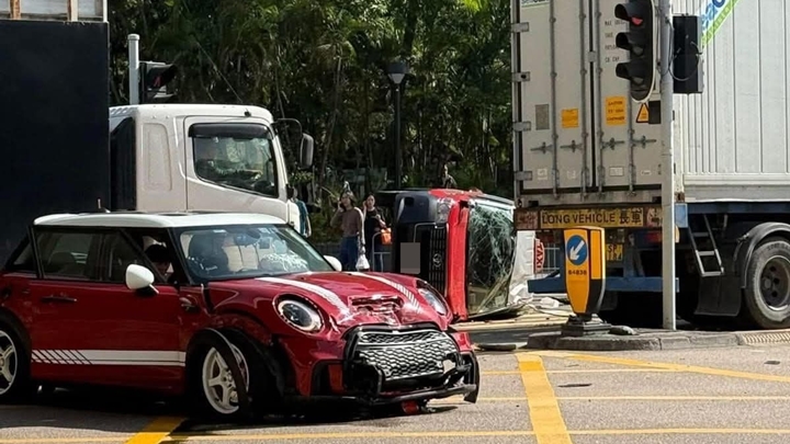 的士向左翻側。fb馬路的事 (即時交通資訊台）Kwok Kin Wang圖片