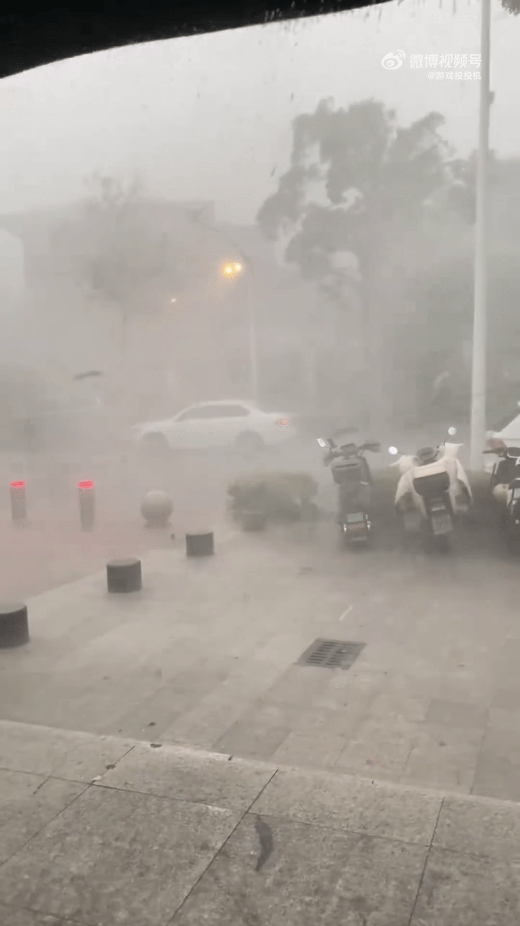 上海掛冰雹黃色預警信號，伴隨暴雨、雷電、大風。 網片截圖