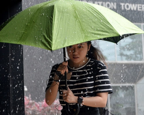 低壓槽殺到明有雷雨，氣溫降至23℃。資料圖狡