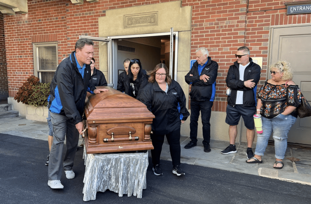 「石人威利」被放在棺材里，由居民抬出来，准备参加纪念雷丁市成立275周年的游行。路透社
