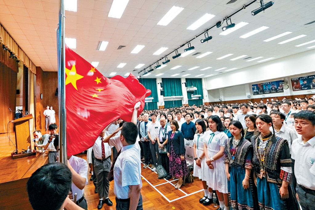 政府近年大力推動國安教育和愛國主義教育，教評會主席蔡世鴻形容在國安教育項目常規化下，已在中小學甚至幼稚園「內化」。