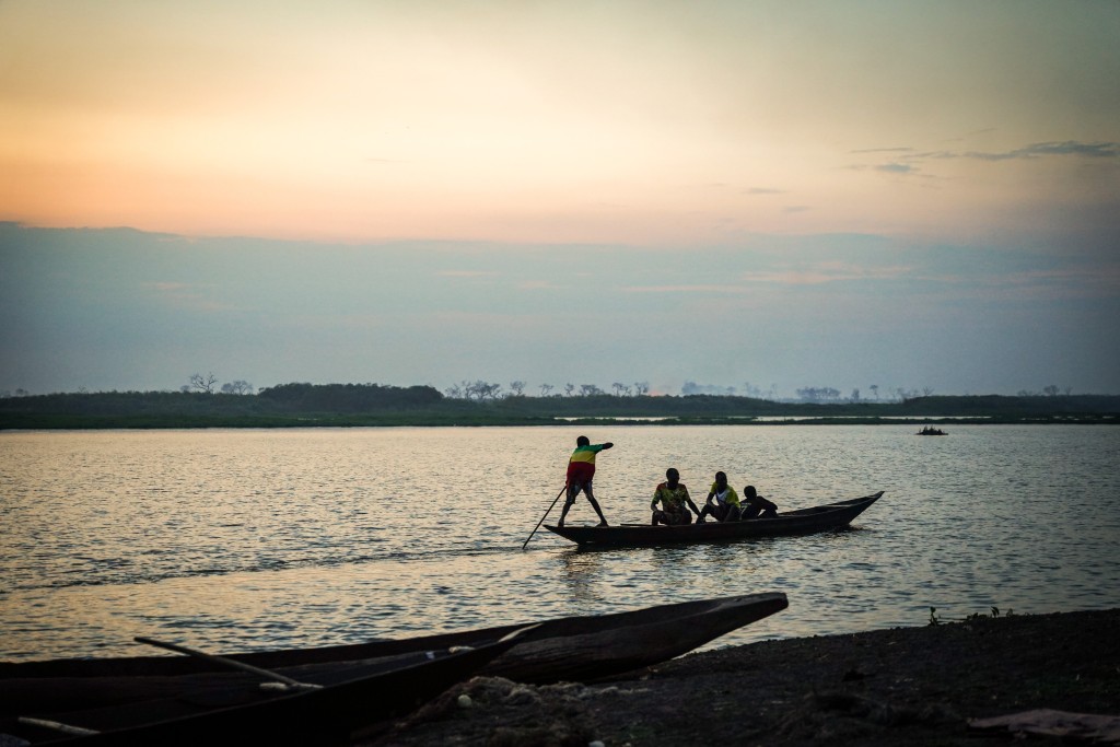 南蘇丹連年受大規模水災影響，無國界醫生今年向該國上尼羅州（Upper Nile）的村莊捐贈獨木舟，以協助運送病人和孕婦到其他地方接受治療。©無國界醫生