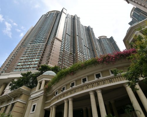 泓景臺中層戶1110萬易手。