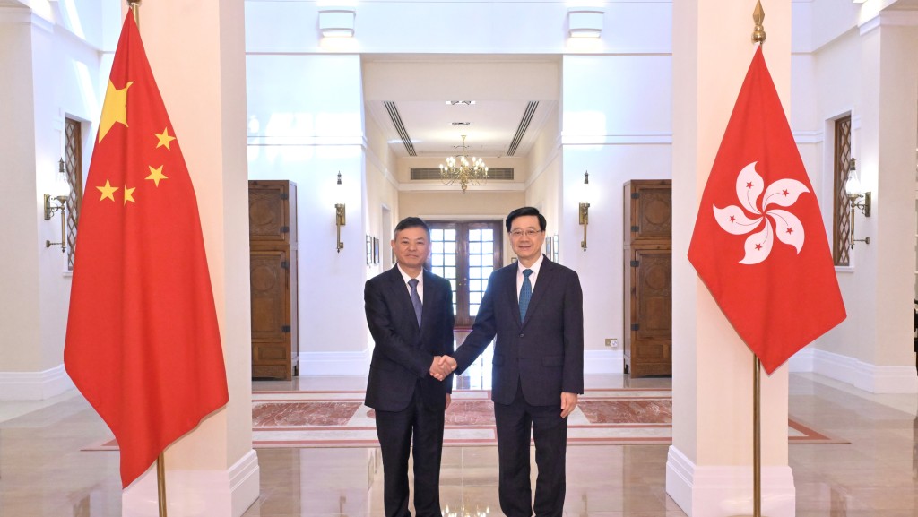 行政长官李家超（右）在礼宾府与生态环境部部长黄润秋（左）会面。