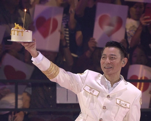 劉德華在舞台上獲全場為他唱生日歌祝壽。