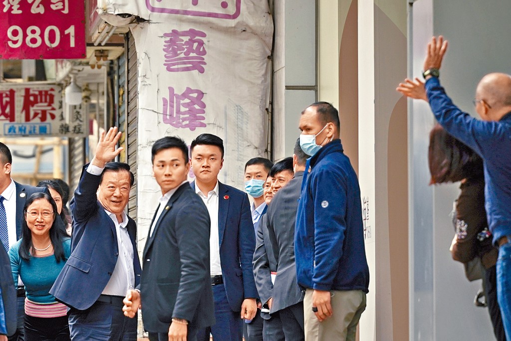 夏寶龍於深水埗社區客廳逗留約20分鐘。