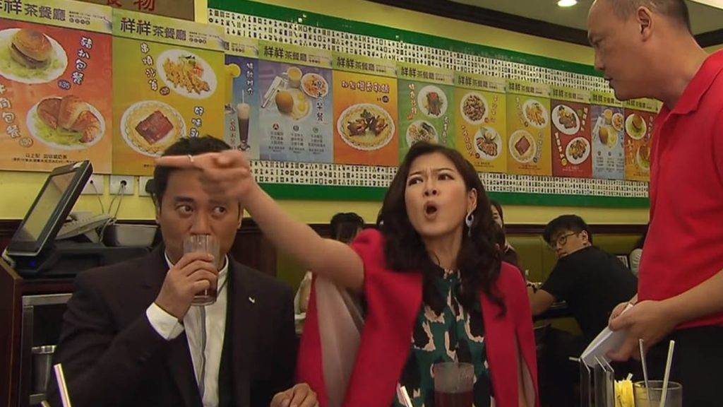 茶餐厅的用餐时间限制及侍应态度，经常成为网民讨论话题。（《爱·回家之开心速递》剧照）