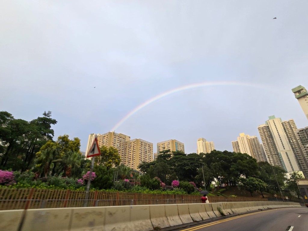 黃大仙天馬苑上空亦清晰可見。 黃大仙天馬苑上空亦清晰可見。