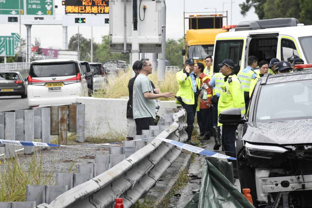 私家車司機在場協查。楊偉亨攝 私家車司機在場協查。楊偉亨攝