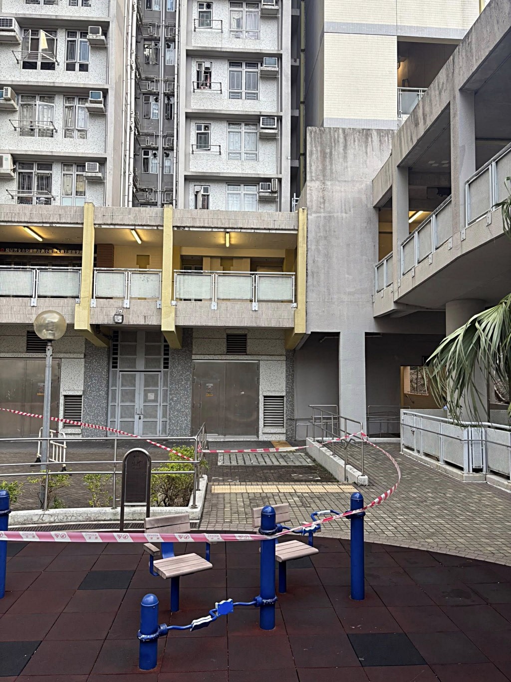 高空擲物期間曾有小朋友在樓下公園嬉玩。fb：黃大仙區友