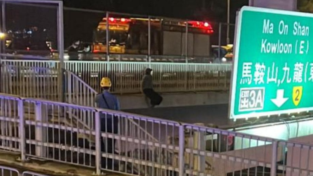 大学站对开天桥女子危坐后堕桥 昏迷送院抢救。马路的事 (即时交通资讯台)FB图片