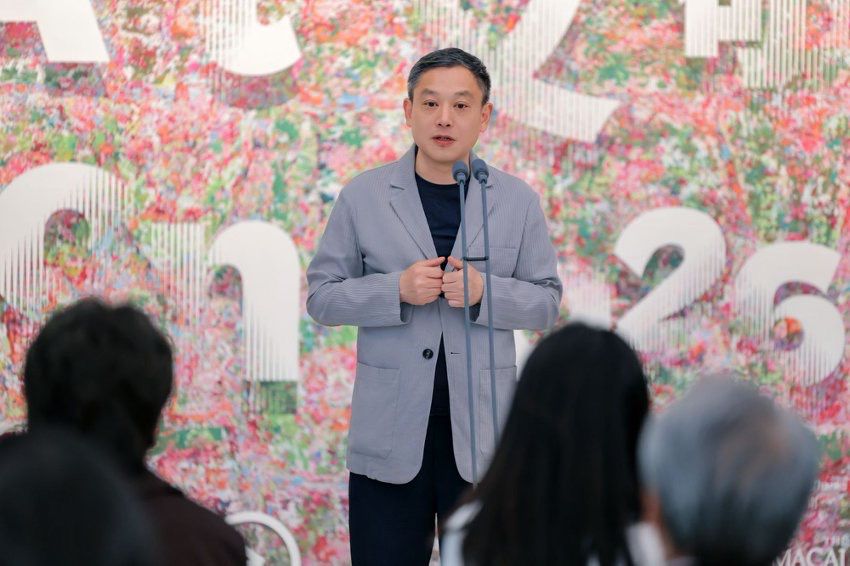 《烈日下的行走》的策展人何桂彦希望观众观展时，能感受到作品背后的叙事逻辑。