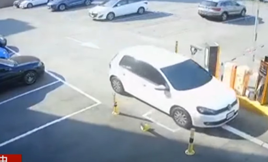 女子花了近5分钟终于成功驶出停车场。