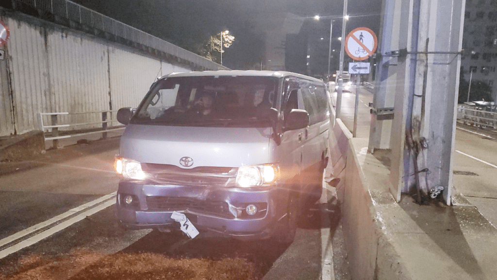 涉事客貨車車牌鬆脫 。