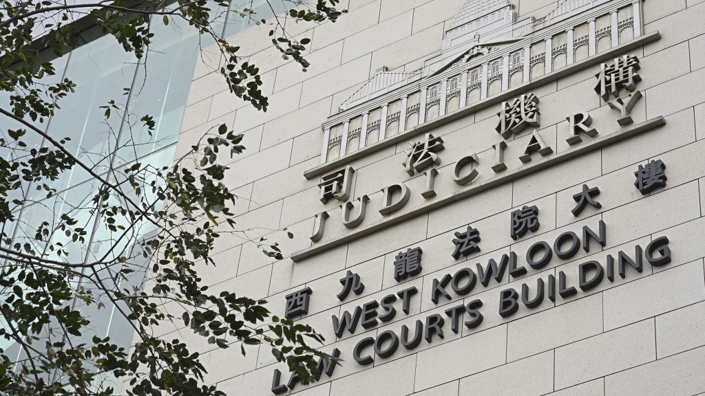 七旬內地退休長者4月涉嫌持有1999張印有「港幣五億元債券」的匯豐銀行鈔票到旺角彌敦道一銀行開戶，聯同同行65歲女友人一同被控使用虛假文書罪。資料圖片