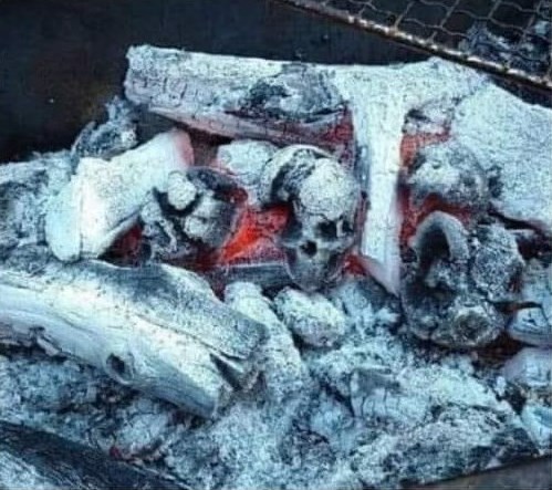 BBQ用骷髏頭造型炭生火，隨時被誤會燒烤爐變火葬場。fb舊香港照片館截圖