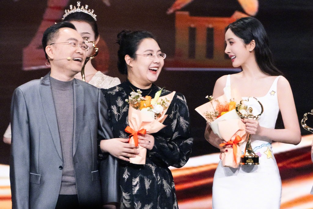 杨幂荣获微博星光公益人物。