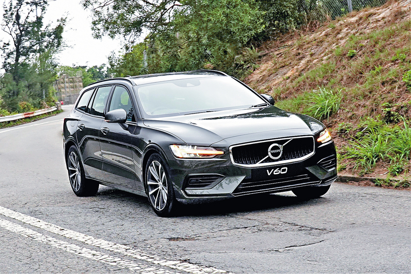 ●V60 B4 Momentum新版，加入48V Mild-Hybrid電馬達系統，加速反應更快捷，首批以優惠價$439,800起發售，相比原價便宜兩萬元。