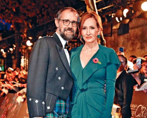 羅琳與現任丈夫默里二○一八年攝於巴黎。