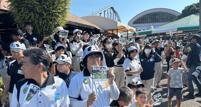 日本和歌山縣4隻大熊貓啟程回國,大批群眾送別。 央視新聞 日本和歌山縣4隻大熊貓啟程回國,大批群眾送別。 央視新聞