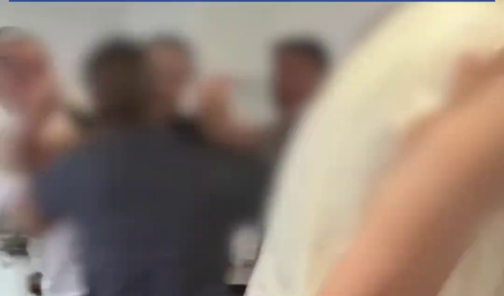 深灰衣的老闆被遊客圍攻。 深灰衣的老闆被遊客圍攻。