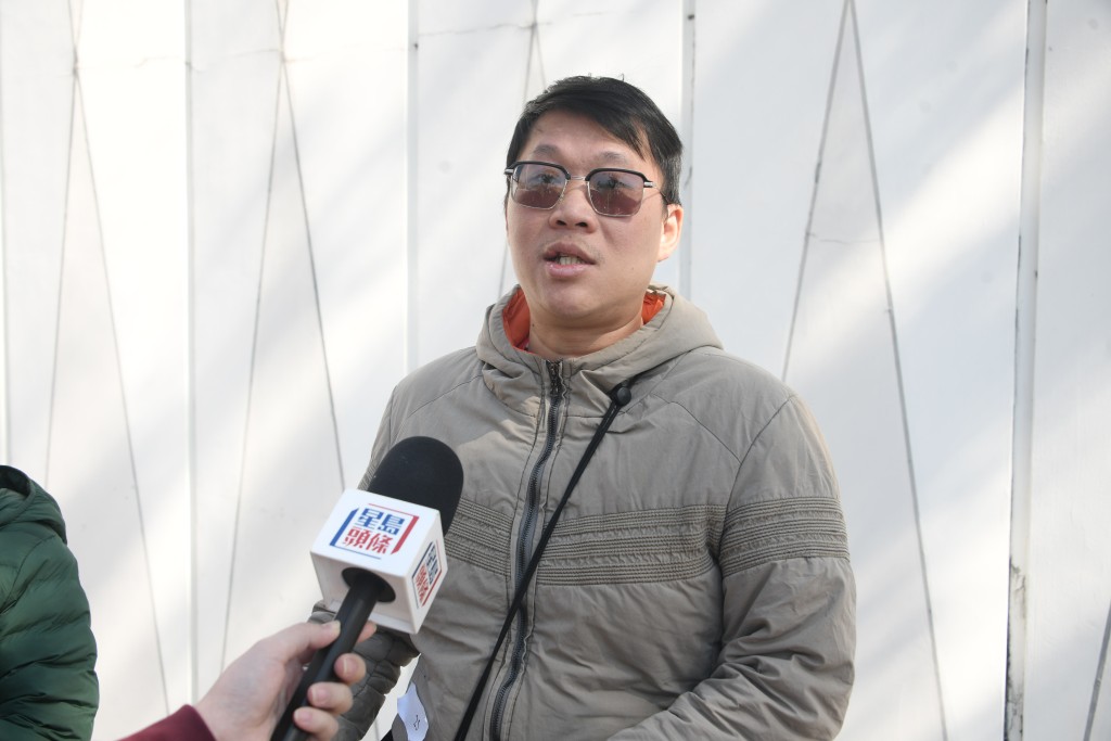 市民卓先生建議政府增加書簿津貼，減輕家長經濟壓力。