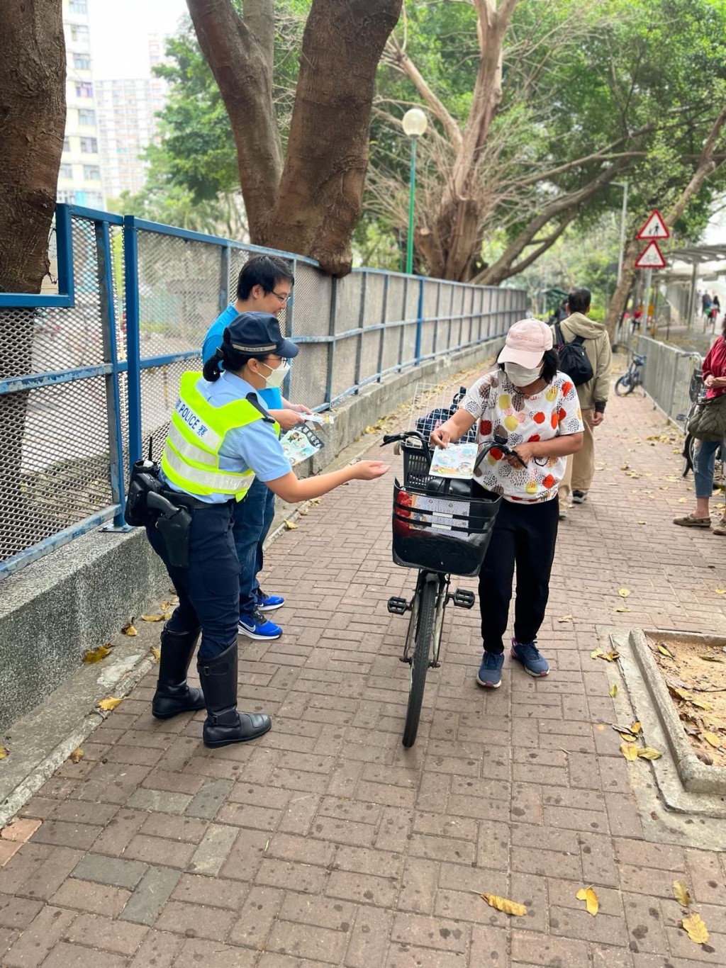 警方於新界北區內小學及幼稚園附近展開一連串的宣傳、教育活動，以不同形式提醒當區市民包括學生及家長，切勿使用任何非法可移動工具。警方提供