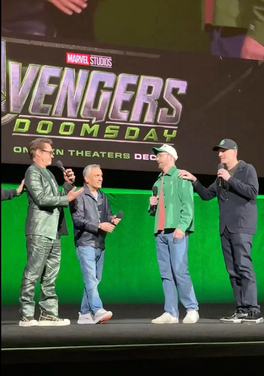 （左起）羅拔、導演Joe Russo、基斯和Kevin Feige齊上台宣傳《復仇者5》。