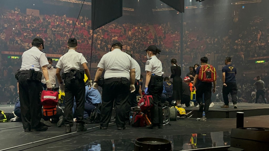 事發後救護人員於舞台上即場急救。 事發後救護人員於舞台上即場急救。