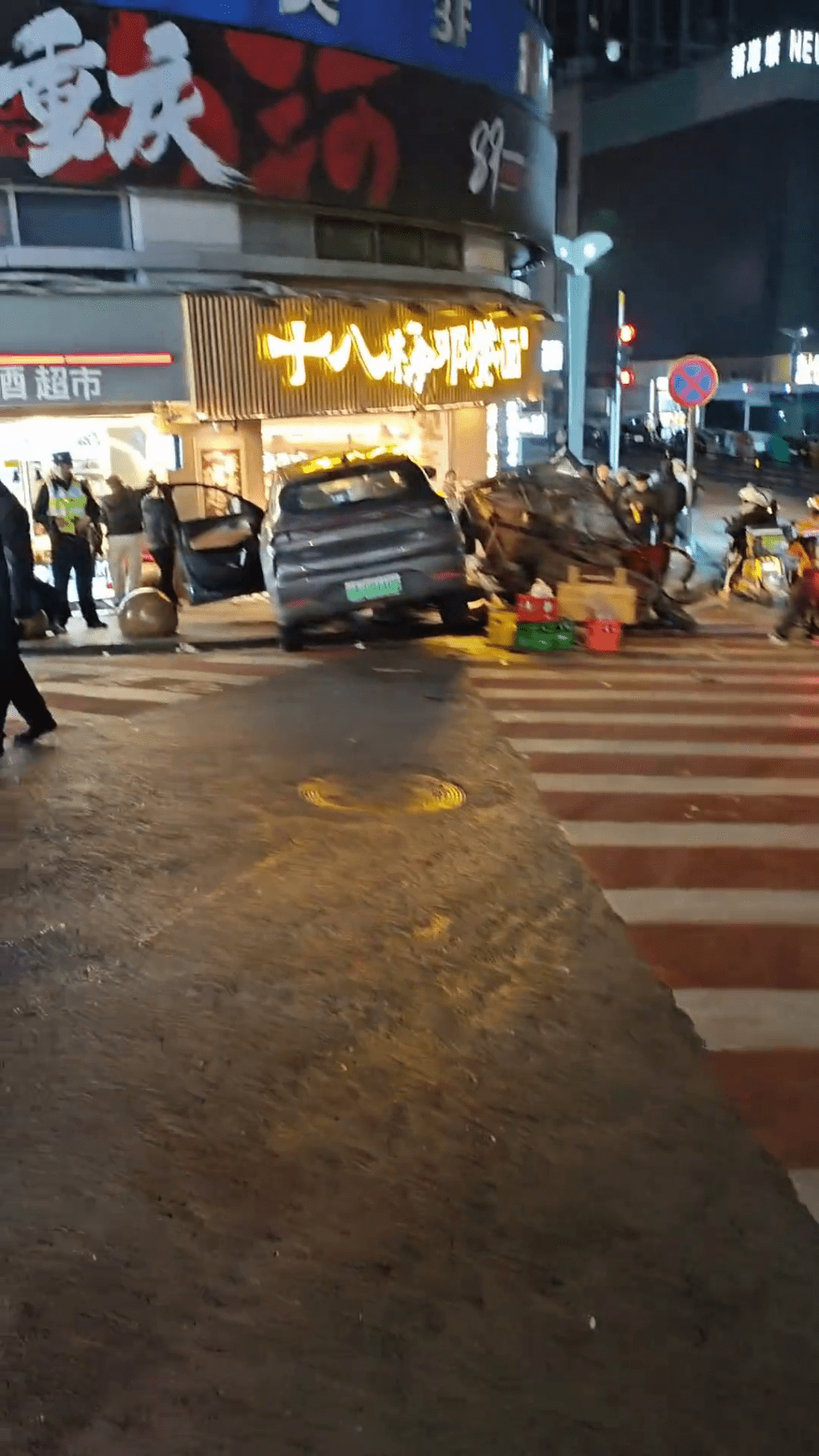 重庆闹市私家车失控铲向人群，网民拍下现场画面。 抖音