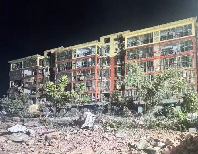 爆炸周邊住宅高層玻璃被震碎。央視