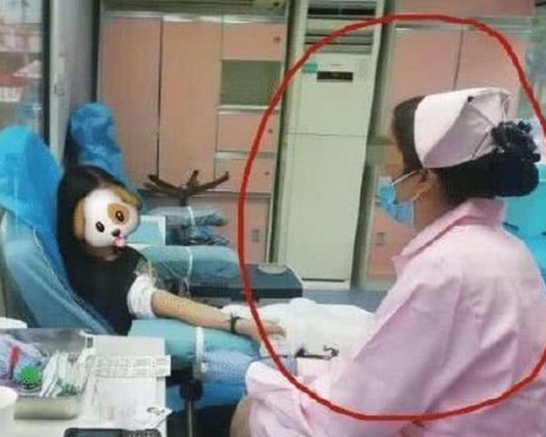 涉事護士（紅圈）疑因小倩（左）血型罕有而多抽血液。網圖
