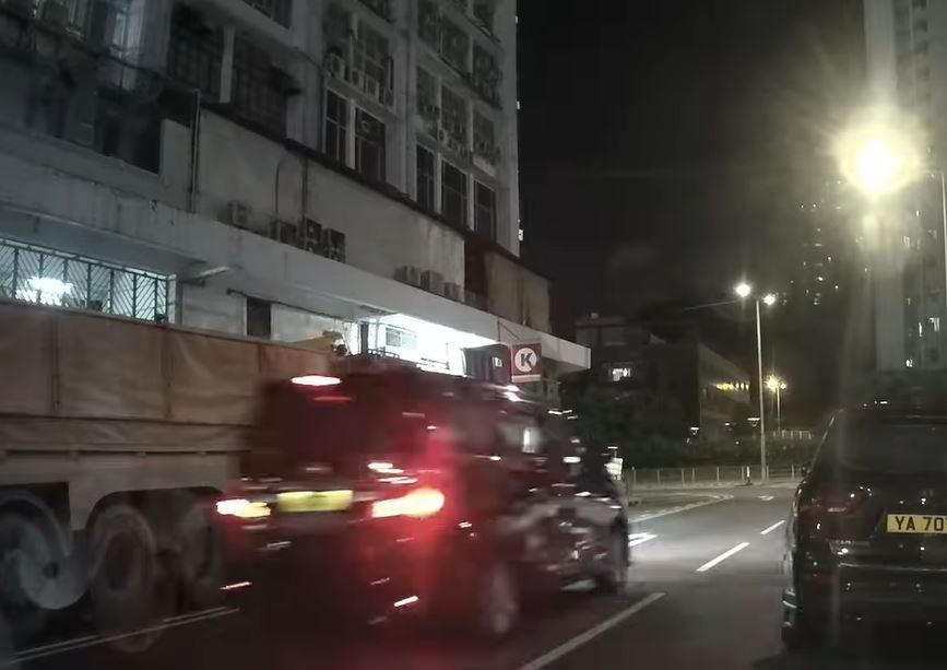 七人車輾過貓咪未有停車。fb車cam L（香港群組）圖片